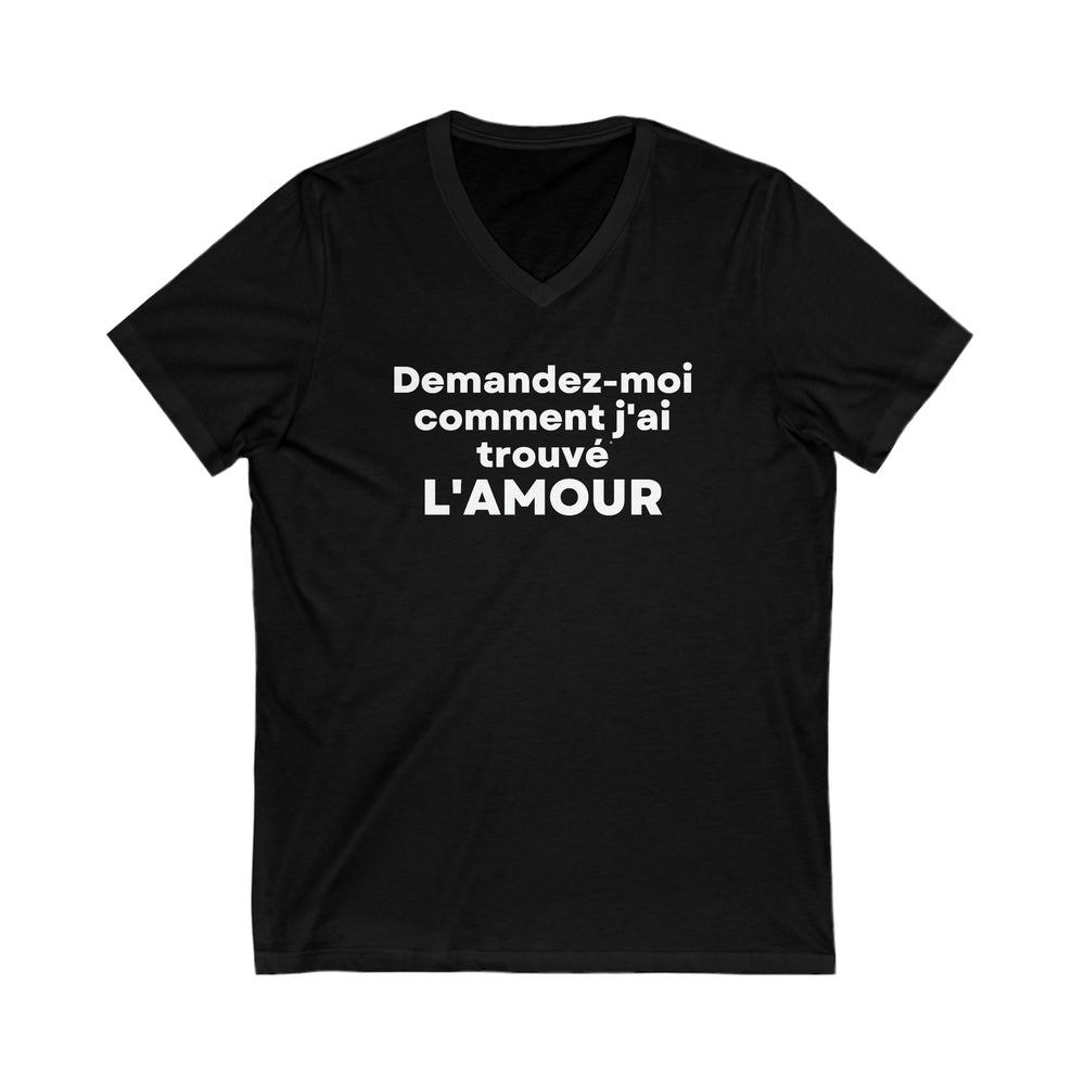 L'amour/Love, Unisex Jersey Short Sleeve V-Neck Tee (FR CDN)